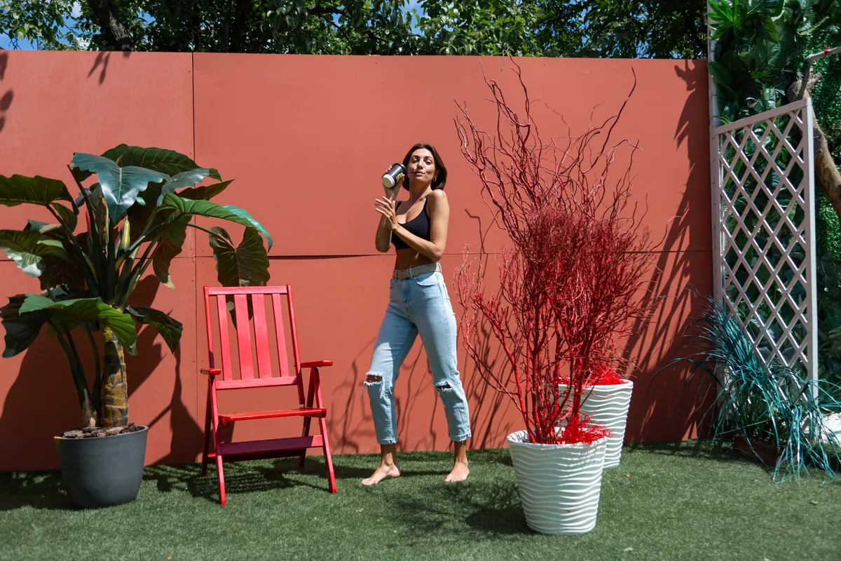 Jardín residencial completo transformado con pasto sintético verde en fraccionamiento de Guadalajara